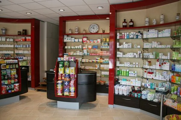 Apothekeneinrichtung mit Offizin-Möbeln von apo-in